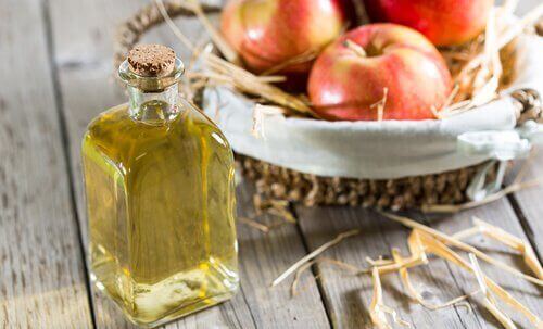 Θεραπείες για την ονυχομυκητίαση - Ξύδι σε μπουκάλι και μήλα σε καλάθι