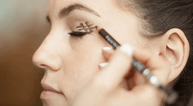 Εκφραστική εμφάνιση - Γυναίκα βάφει τα μάτια της