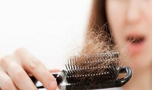 Προβλήματα με τον θυρεοειδή - Πολλά μαλλιά σε βούρτσα