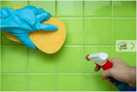 Καθαρίστε τους αρμόστοκους - Άτομο καθαρίζει πλακάκια με σφουγγάρι