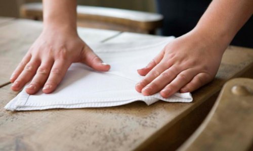Πρακτικές χρήσεις της Κόκα-Κόλα - Καθαρισμός επίπλου