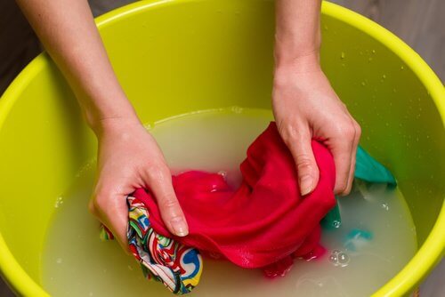 Ρούχα που μπήκαν στο πλύσιμο - Πλύσιμο ρούχων σε λεκάνη