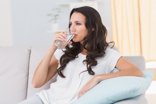 Υγιή νεφρά - Γυναίκα πίνει νερό