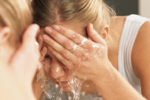 7 συνηθισμένα λάθη που κάνετε όταν πλένετε το πρόσωπο