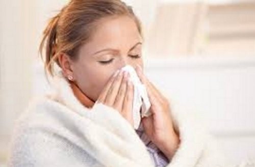 Επιδράσεις της λύπης - Γυναίκα φυσά τη μύτη της