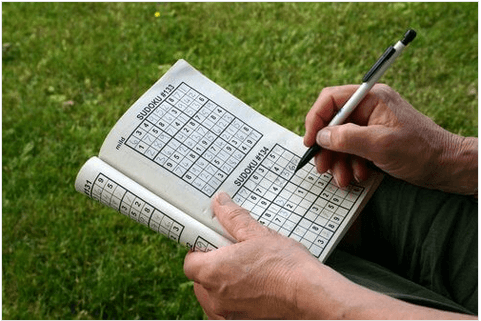 Ενδυνάμωση του εγκεφάλου - Άνδρας λύνει Sudoku
