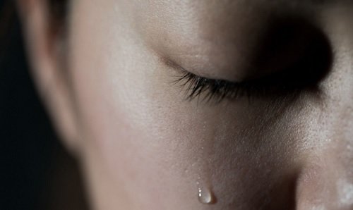Επιδράσεις της λύπης - Γυναίκα κλαίει