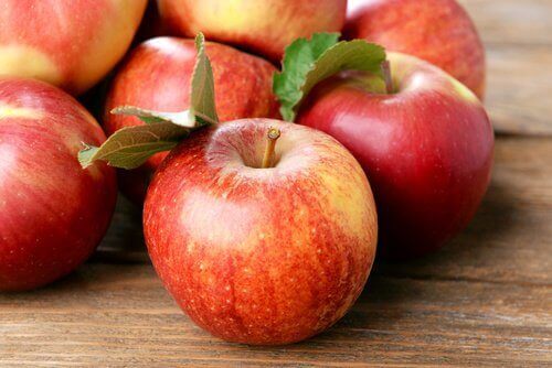 εξασφαλίστε την κολπική σας υγεία με αυτές τις 8 τροφές, μήλα