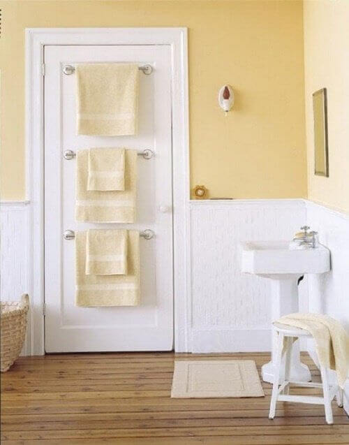 εξοικονόμηση χώρου στο μπάνιο - κρεμάστρες πόρτας