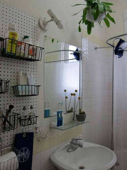 εξοικονόμηση χώρου στο μπάνιο - κάθετη αποθήκευση