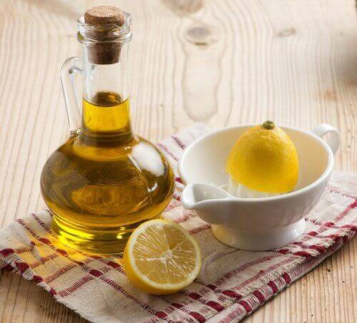 χυμό λεμονιού και ελαιόλαδο