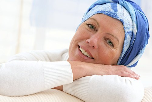 Εμβόλιο κατά του καρκίνου - Γυναίκα φορά μαντίλι στο κεφάλι