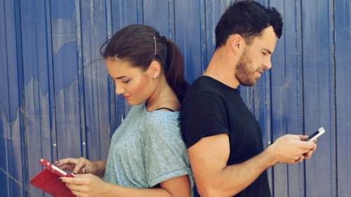 Λάθη στη σχέση - Άνδρας και γυναίκα κοιτούν τα κινητά τους