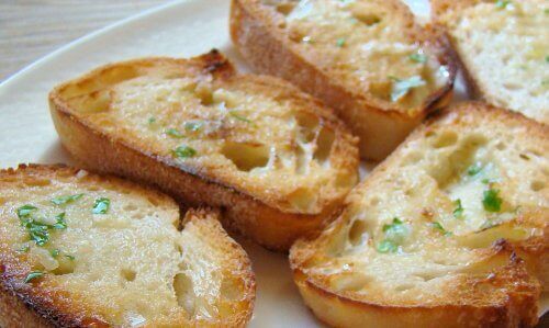Ψωμί και ελαιόλαδο - Φέτες ψωμιού ψημένες