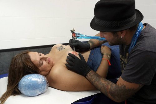 Καλλιτέχνες του τατουάζ δίνουν θηλυκότητα μετά τον καρκίνο