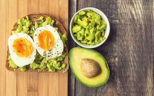 Χορταστικές τροφές - Αβγά και αβοκάντο