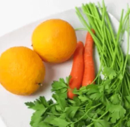 Χυμός από καρότο - Λεμόνια, καρότα και μαϊντανός σε πιάτο