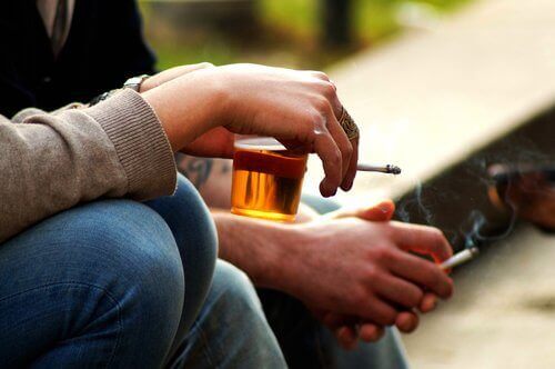 Συμπτώματα των υψηλών επιπέδων οιστρογόνου - Άτομα που καπνίζουν και πίνουν αλκοόλ