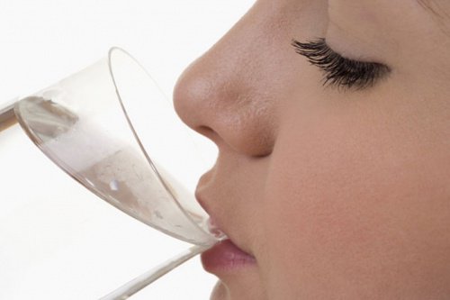 7 σημάδια ότι πρέπει να πιείτε νερό αμέσως