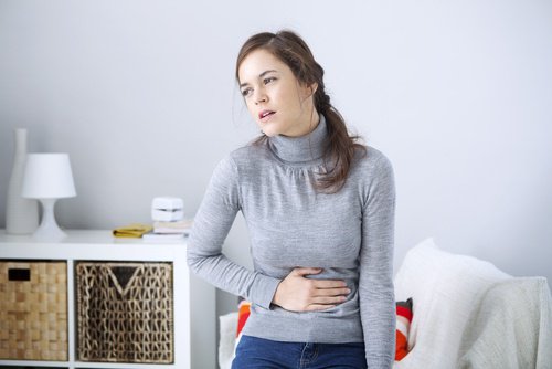 Σημάδια της σκωληκοειδίτιδας - Γυναίκα με πόνο στην κοιλιά