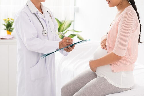 Σημάδια της σκωληκοειδίτιδας - Γιατρός εξετάζει έγκυο