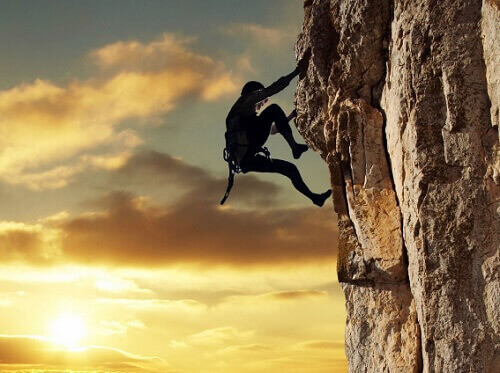 Προορισμένοι για επιτυχία - Άτομο σκαρφαλώνει βράχο
