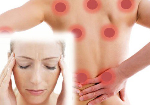 Πόνος στις αρθρώσεις - Γυναίκα με φλεγμονή στην πλάτη
