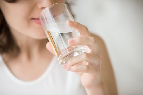 Τι συμβαίνει όταν πίνετε νερό με άδειο στομάχι; Τι συμβαίνει όταν πίνετε νερό με άδειο στομάχι;