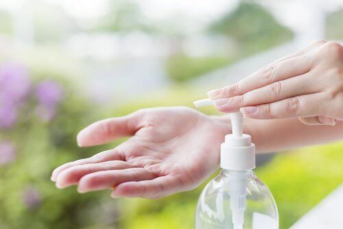 Γυναίκα χρησιμοποιεί σαπούνι για τα χέρια