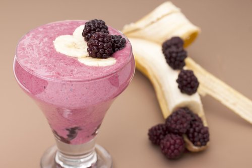 smoothie, μπανάνα, βατόμουρα, smoothies για τη δυσκοιλιότητα