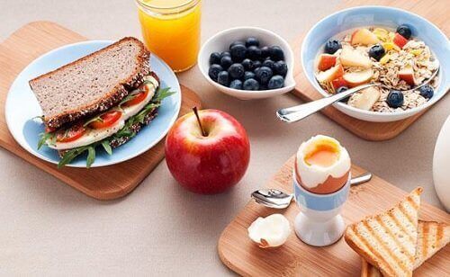 τι τρώμε το πρωί για να χάσουμε βάρος