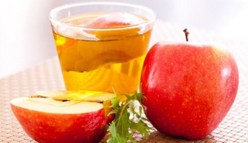 Πρησμένα ούλα - Μηλόξυδο σε ποτήρι και μήλα
