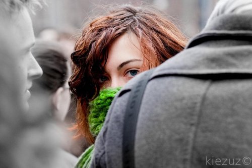 γυναίκα που κρυφοκοιτάει, εσείς είστε ευτυχισμένοι;