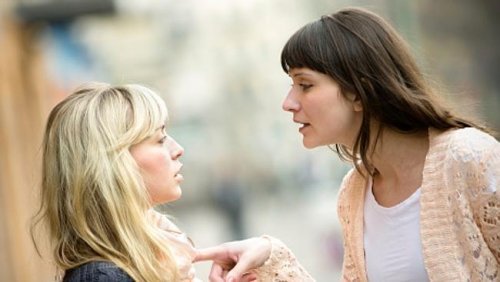 Τέλος σε μια φιλία - Γυναίκα με έντονο ύφος προς άλλη γυναίκα
