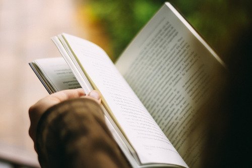 Βελτιώστε την ψυχική σας υγεία - Άτομο διαβάζει βιβλίο