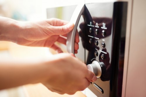 9 απίστευτα κόλπα για τον φούρνο μικροκυμάτων