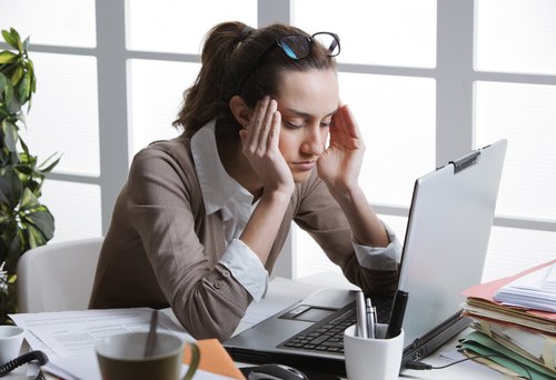 Γνωρίστε τους 6 τύπους αρνητικής ενέργειας - Γυναίκα με πονοκέφαλο