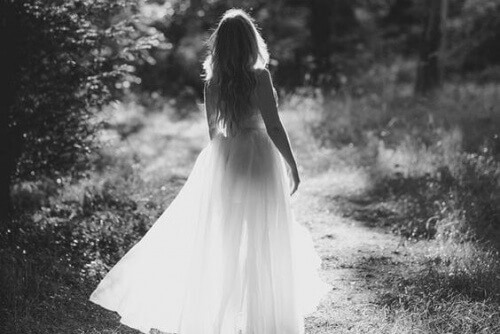 Δυνατό πνεύμα - Γυναίκα με λευκό φόρεμα