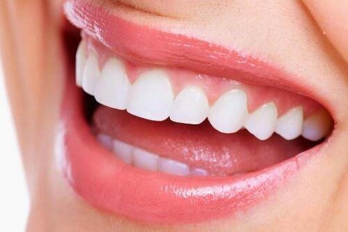 Η ονυχοφαγία βλάπτει - Γυναίκα με λευκά δόντια