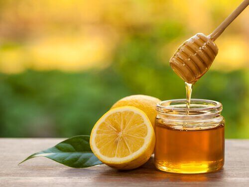 νερό με λεμόνι και μέλι εξασθενεί)