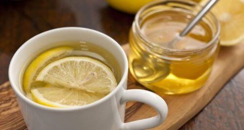 δίαιτα με χλιαρό νερό λεμόνι και μέλι το πρωί