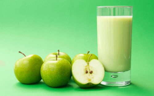 Αποτοξίνωση στο έντερο - Πράσινα μήλα και χυμός σε ποτήρι