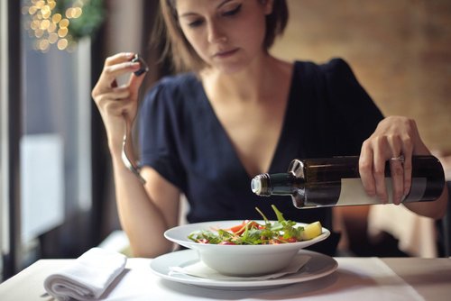 Γυναίκα βάζει λάδι σε σαλάτα, έλλειψη μαγνησίου