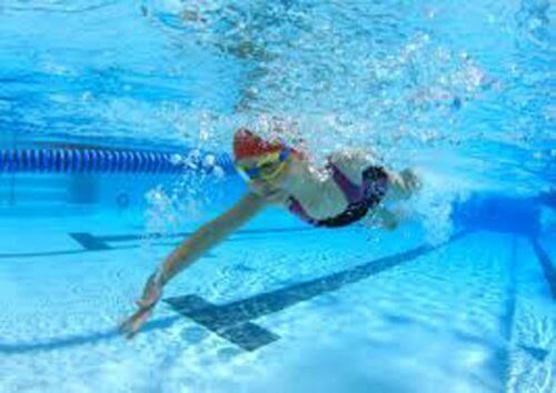 η κολύμβηση βελτιώνει την υγεία