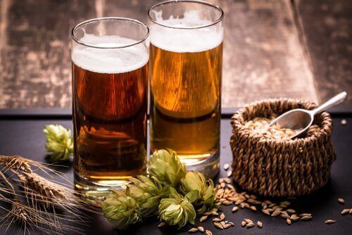 Δύο ποτήρια μπύρας και τα συστατικά της εκπληκτικές ωφέλειες της μπύρας