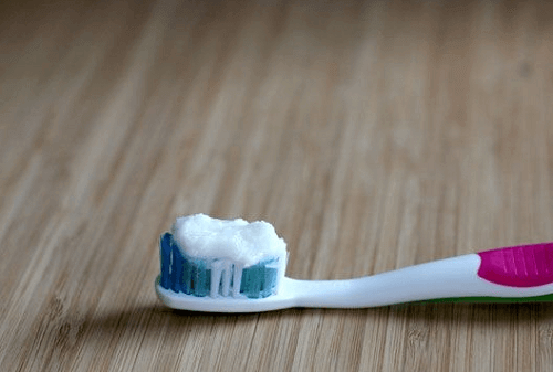 χρήσεις του ελαίου καρύδας- Οδοντόβουρτσα