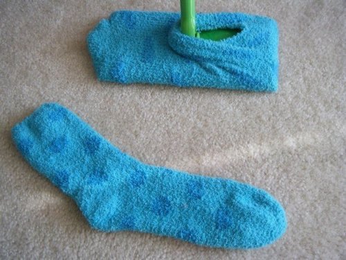 Απαλλάξετε το σπίτι σας από τη σκόνη - Κάλτσες σε κοντάρι σκούπας