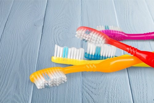 Απαλλάξετε το σπίτι σας από τη σκόνη - Οδοντόβουρτσες σε διάφορα χρώματα