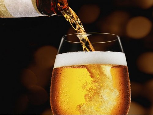 Μπύρα από το μπουκάλι στο ποτήρι εκπληκτικές ωφέλειες της μπύρας