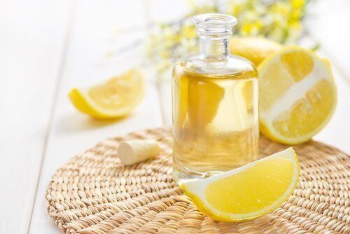 Λεμόνια και έλαιο λεμονιού σε μπουκάλι